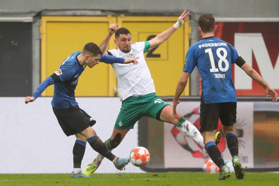Paderborn Winter-Neuzugang Florent Muslija (22, links) sorgte mit einem sehenswerten Treffer gegen Werder Bremen für Aufsehen.