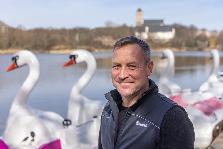 Falko Hirsch (52) von der Gondelstation am Schlossteich freut sich auf die Tretboot-Saison.