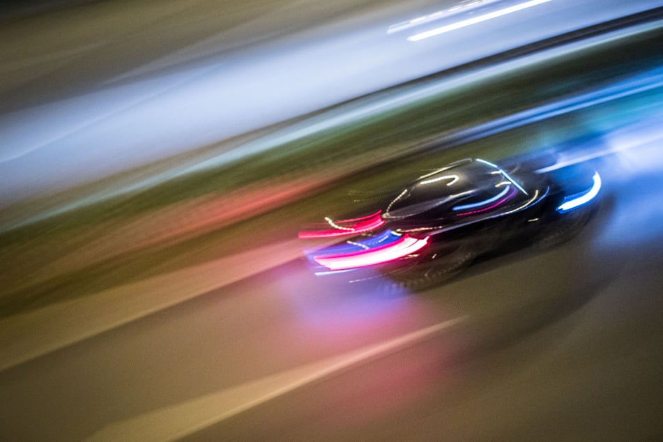 Statt anzuhalten, gab ein Jugendlicher (16) Gas und raste vor der Polizei davon. (Symbolfoto)