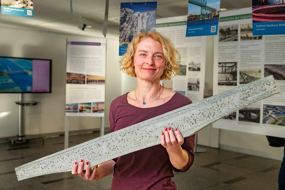 TU-Mitarbeiterin Silke Scheerer (52) präsentierte ein Exponat der Brücken-Ausstellung (bis 26. Februar).