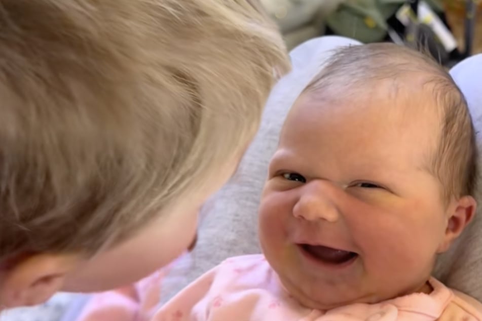 Großer Bruder küsst vier Tage altes Baby: Wie das Mädchen reagiert, lässt Herzen hüpfen