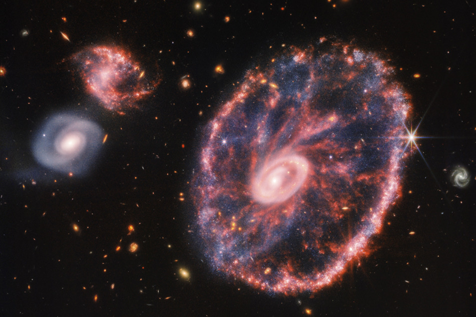 Dieses von der NASA zur Verfügung gestellte Foto zeigt die große, rosa-blau gesprenkelte Galaxie.