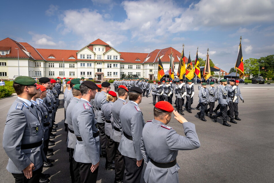 Die Kommandoübergabe wurde mit einem feierlichen Übergabeappell in der Wettiner Kaserne in Frankenberg durchgeführt.