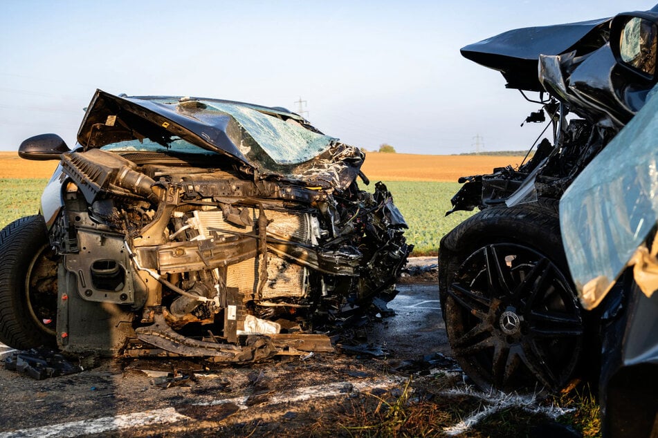 Beide Fahrer erlitten bei dem Frontalcrash schwere Verletzungen.