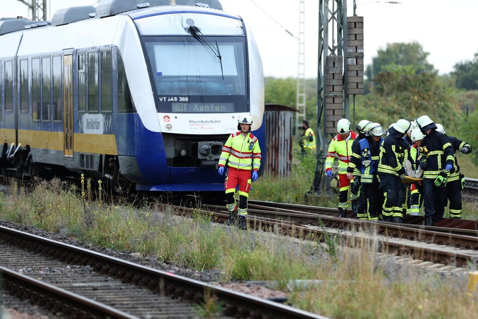 Rettungskräfte mussten sich an der Bahnstrecke zwischen Xanten und Duisburg um 13 verletzte Personen kümmern.