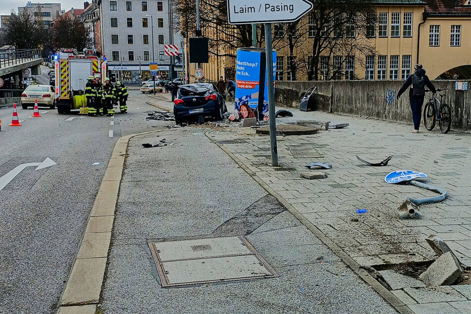 Der Opel riss ein Verkehrsschild aus dem Boden und krachte dann gegen die Litfaßsäule.