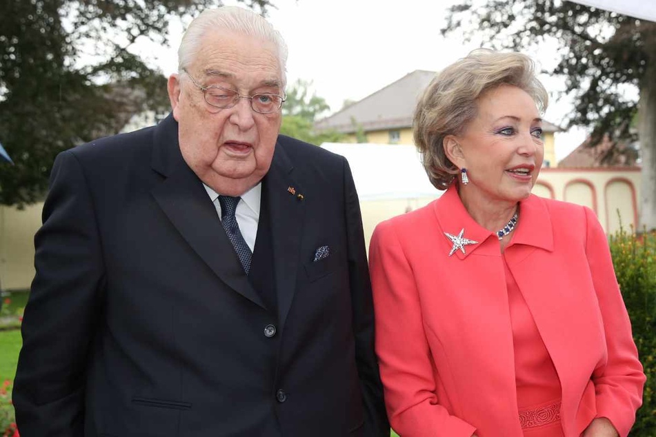 31. Juli 2016: Carl Herzog von Württemberg posiert neben Ehefrau Diane Herzogin von Württemberg am Vorabend seines 80. Geburtstags im Garten von Schloss Altshausen.