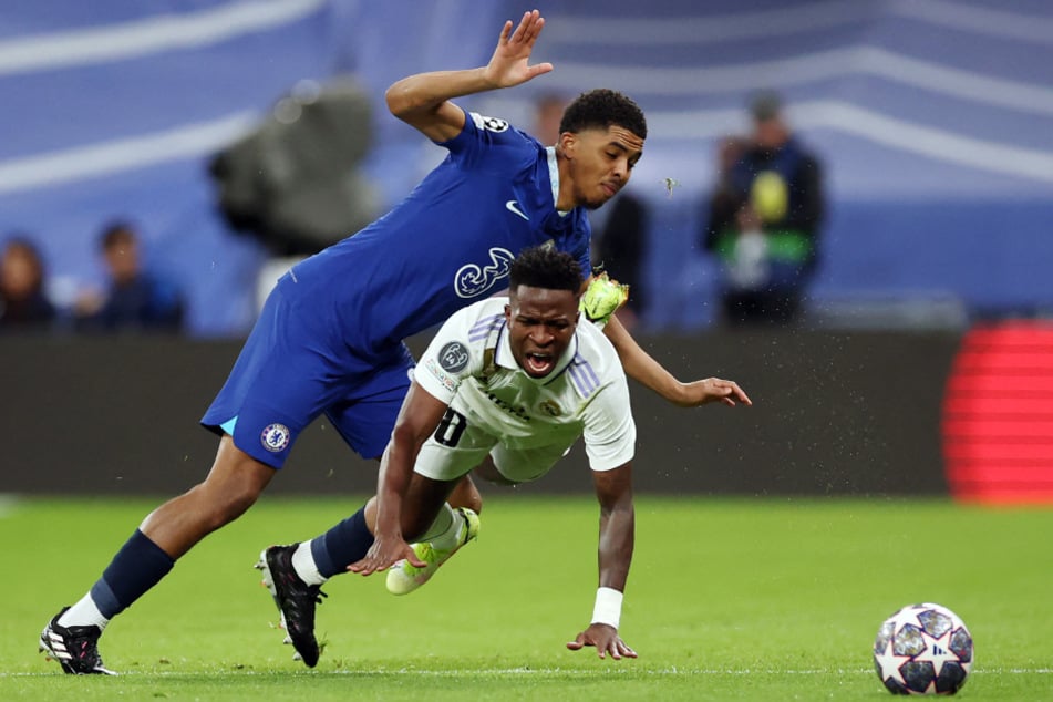 Real-Star Vinicius Junior (22, unten) machte Chelsea-Verteidiger Wesley Fofana (22) das Leben schwer.