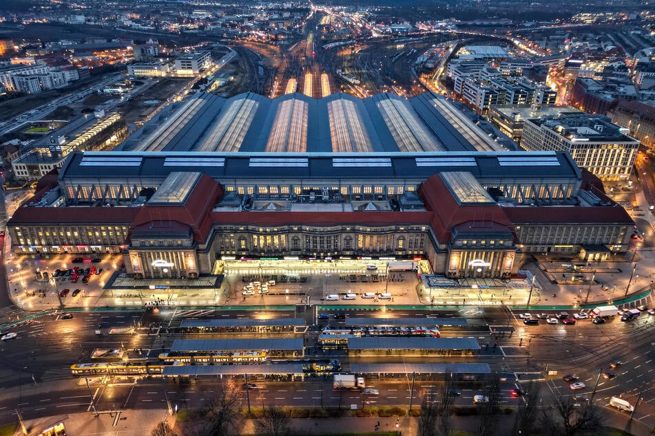 Das Bahnhofsgebäude bleibt weiterhin zugänglich. Die Sperrungen beschränken sich auf die Straßenbahngleise und Teile der Straße.