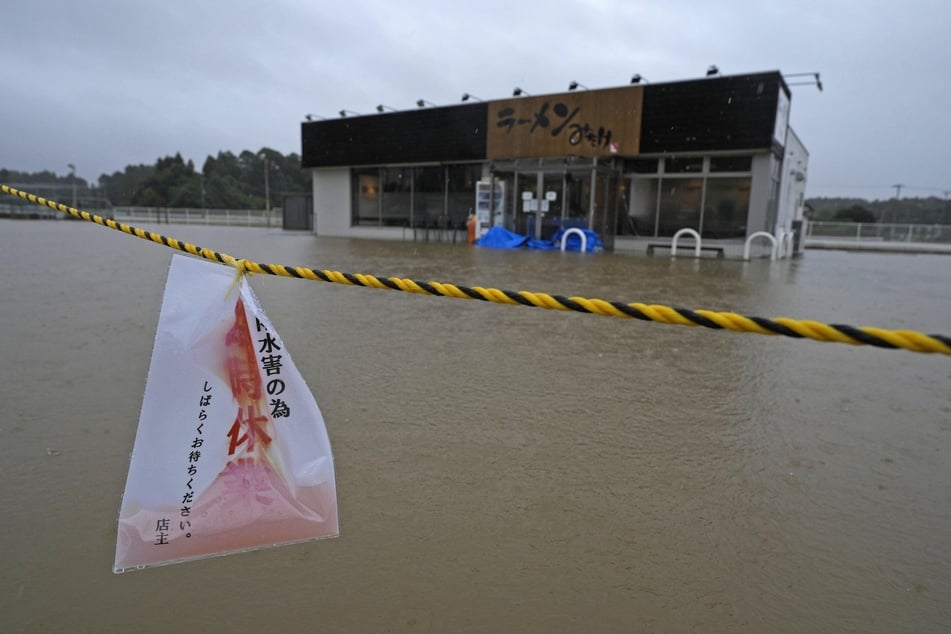 In Oamishirasato in der Präfektur Chiba im Osten Japans wurde ein Ramen-Restaurant überschwemmt, nachdem es im Zuge des herannahenden Taifuns Dujuan zu starken Regenfällen gekommen war.