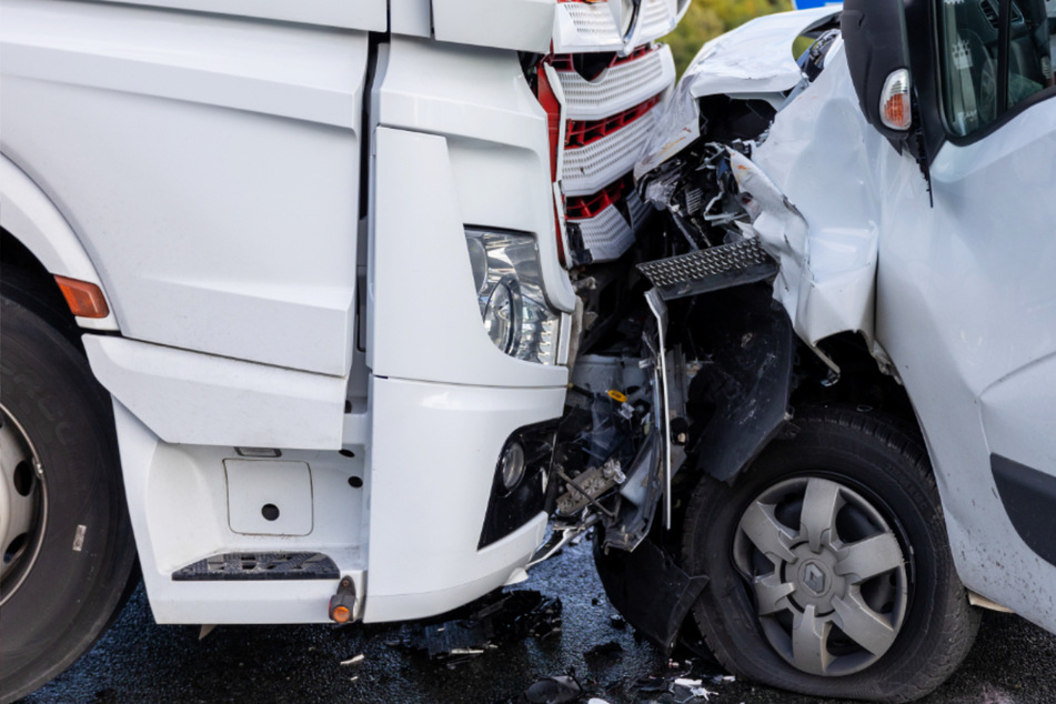 Frontal-Crash im Vogtland: Lkw-Fahrerin missachtet Vorfahrt