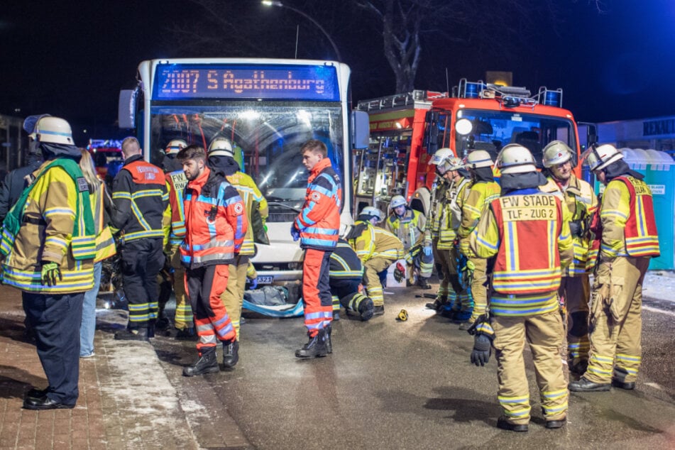 Am Donnerstagabend ist ein Mann bei einem Unfall in Stade ums Leben gekommen. Er wurde von einem Bus überfahren.