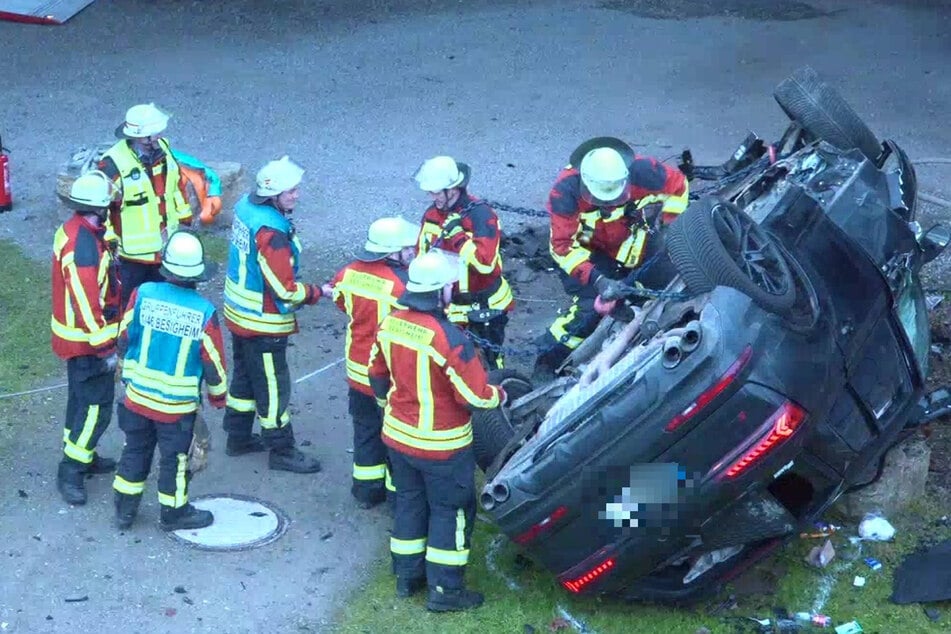 Auch für die Rettungskräfte kein alltäglicher Anblick: Das Wrack des Audis war ein Fall für den Abschleppdienst.