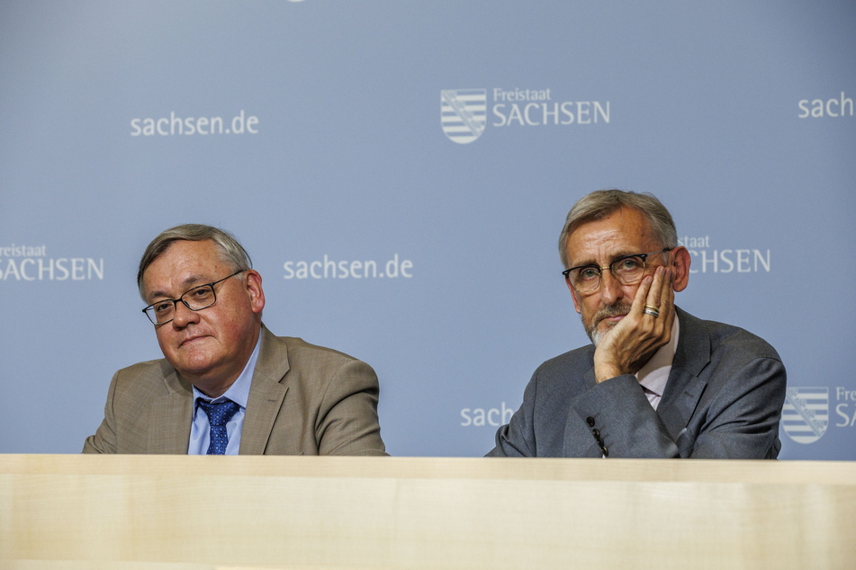 LfV-Präsident Dirk-Martin Christian (61, l.) und Innenminister Armin Schuster (62, CDU) haben sich zur Art und Ausprägung von Spionage-Attacken auf Sachsen geäußert.