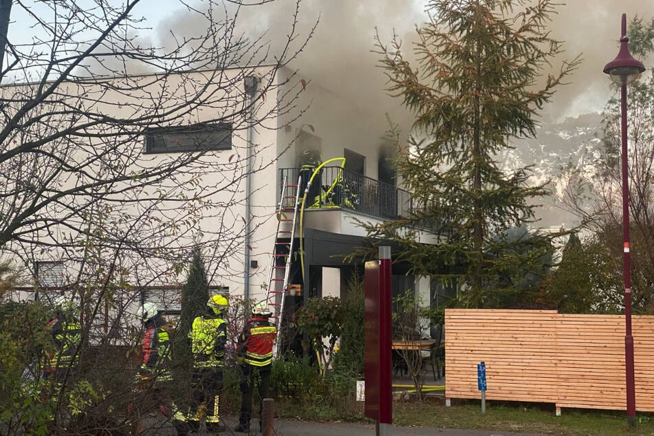 Die Brandbekämpfer haben sich über den Balkon Zugang zu dem brennenden Haus verschafft.