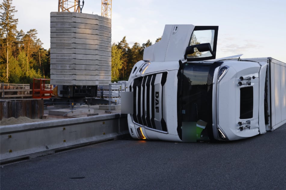 Unfall A3: Erdbeer-Laster kippt auf A3 um: Verbindung zur A9 zeitweise gesperrt