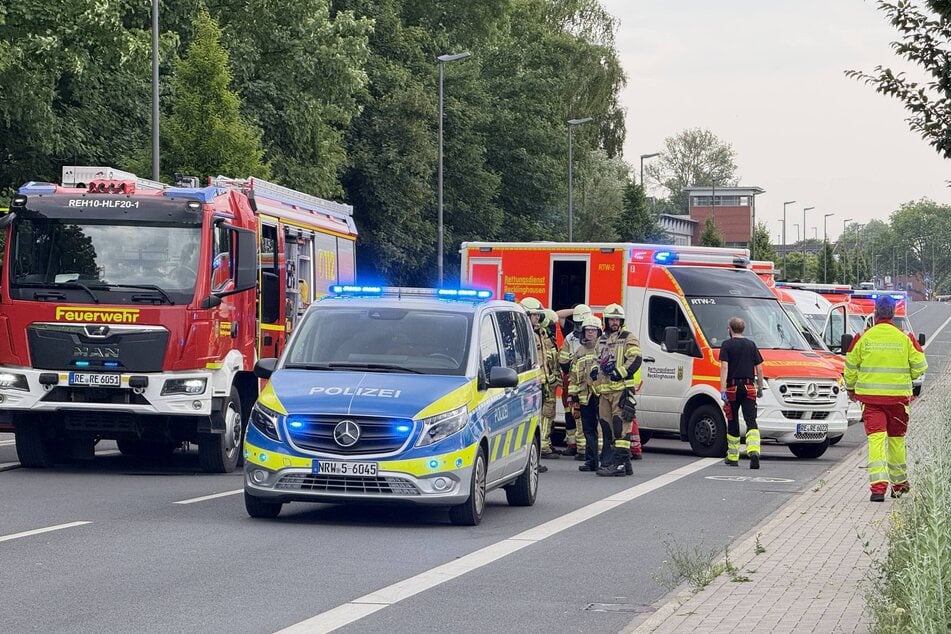 Polizei und Feuerwehr waren mit einem Großaufgebot am Unfallort zur Stelle.
