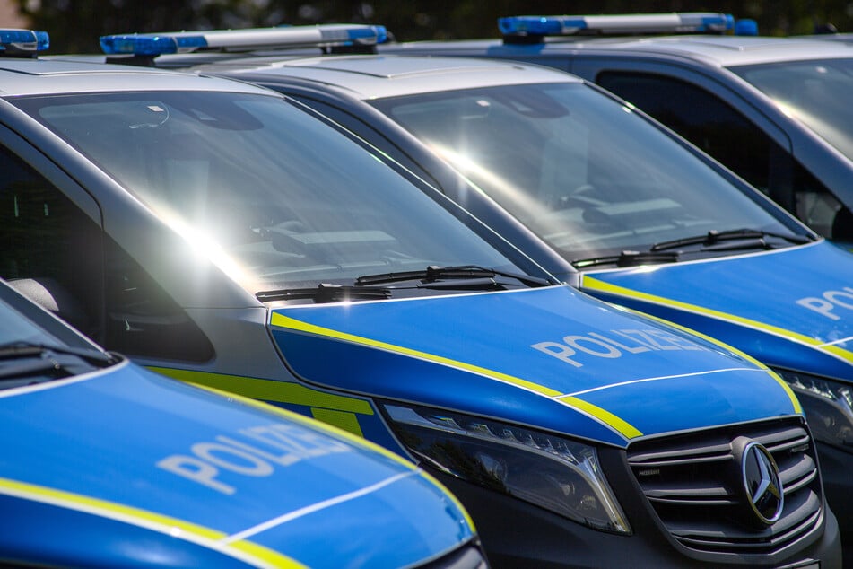 In der Börde baute ein Radfahrer ausgerechnet mit der Polizeistreife einen Unfall, die ihn kontrollieren sollte. (Symbolbild)