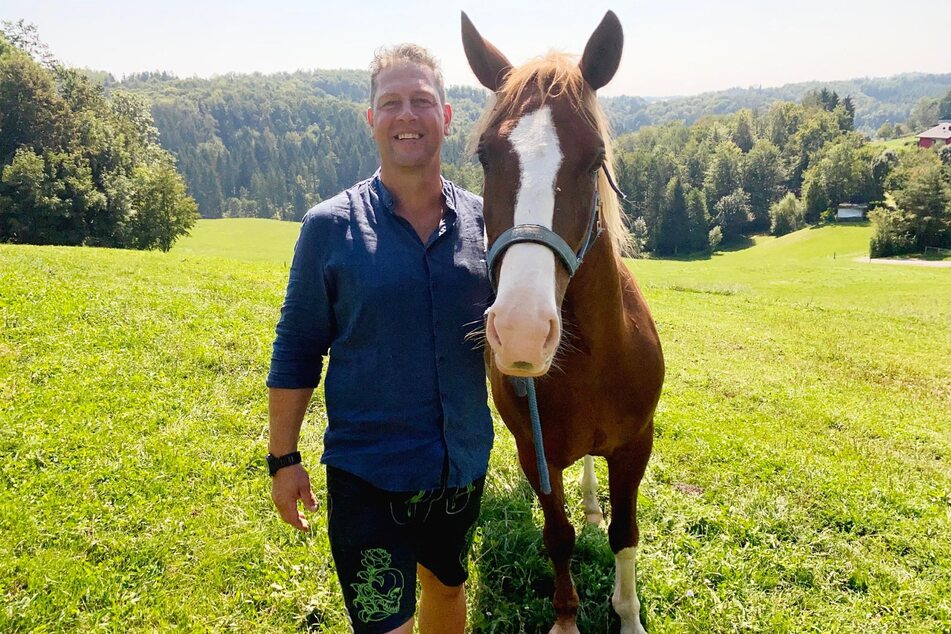 Der 51-Jährige lebt in der Steiermark (Österreich) und ist seit zwei Jahren Single.
