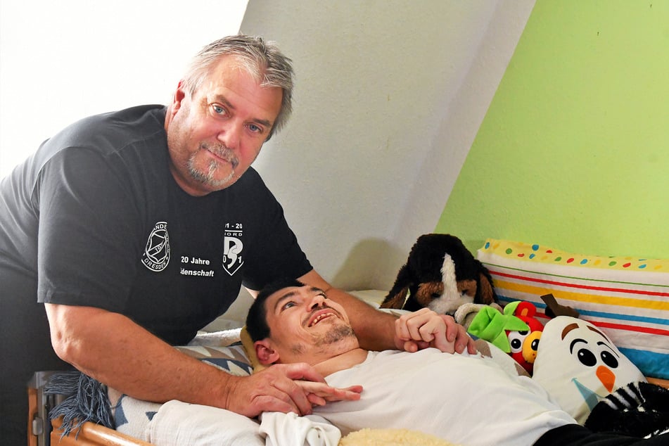 Wünscht sich Unterstützung bei der Pflege:! Maik Hebenstreit (55) kümmert sich bereits seit Monaten selbst um seinen Sohn Robert (35), da dessen Betreuungsstätte nur im Notbetrieb läuft.