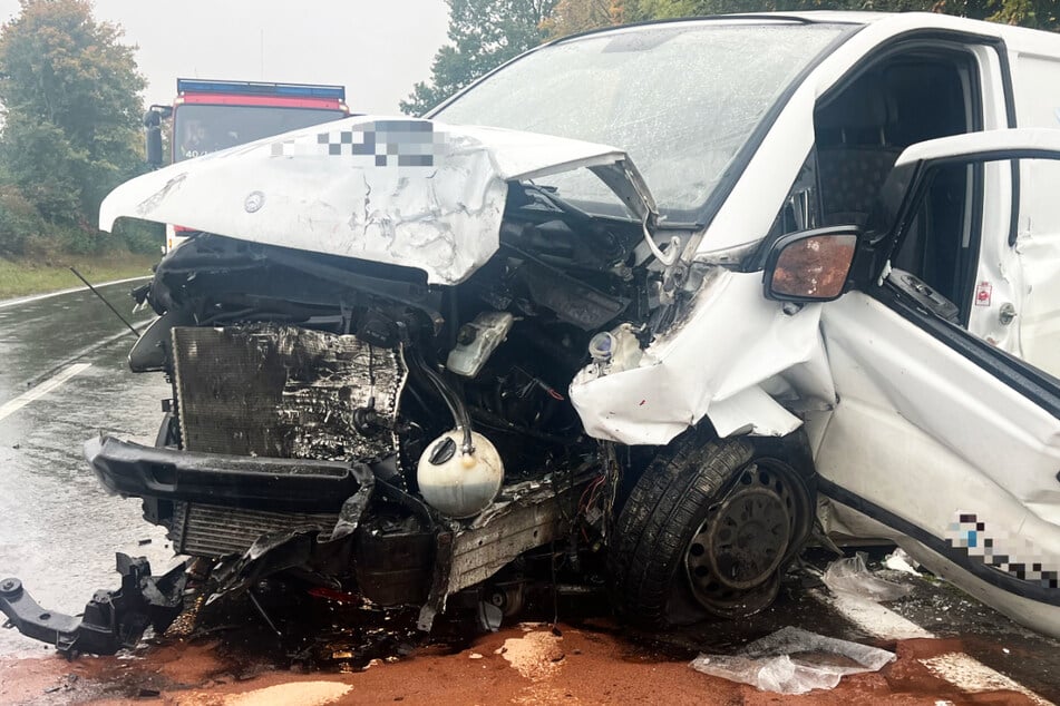 Auch ein Mercedes-Kastenwagen war an dem Crash beteiligt: Die B8 wurde voll gesperrt.