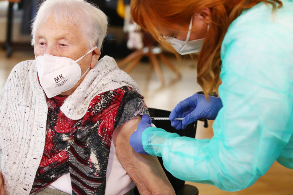 Martha Nadolph (94) erhält im Seniorenpark Am Birkenwäldchen in Zeulenroda-Triebes als erste Thüringerin die Corona-Impfung.
