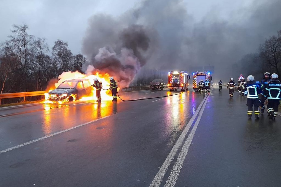 Die Feuerwehr rückte an und löschte das brennende Auto auf dem Standstreifen.