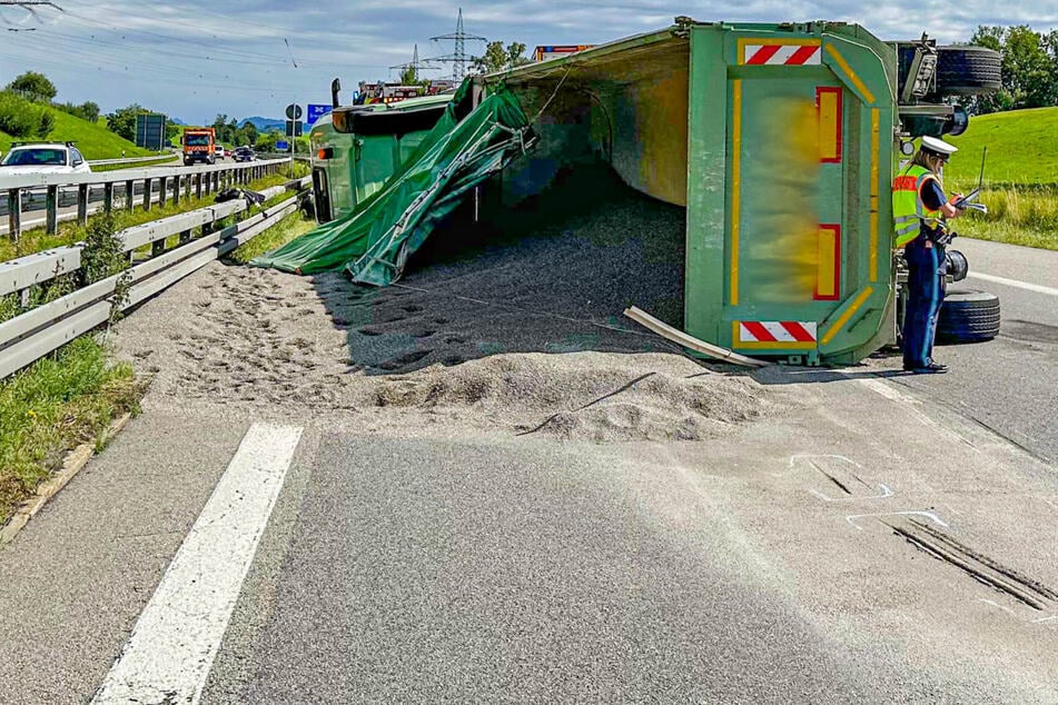 Unfall A7: Chaos auf A7: Lkw kippt um - über 25 Tonnen Splitt verteilen sich auf Fahrbahn