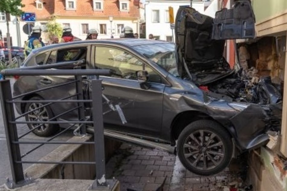 Auto rast bergab und kracht in Hauswand: Restaurant verwüstet – zwei Schwerverletzte