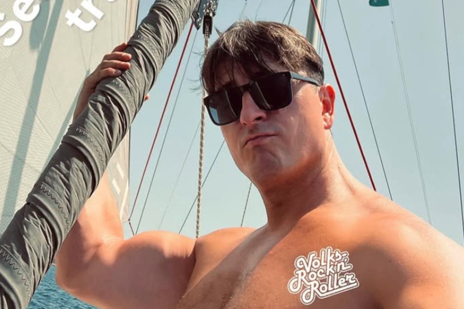 Lässig posiert der 40-jährige Österreicher beim Segeln am Mast und setzt dabei seinen Bizeps gekonnt in Szene.