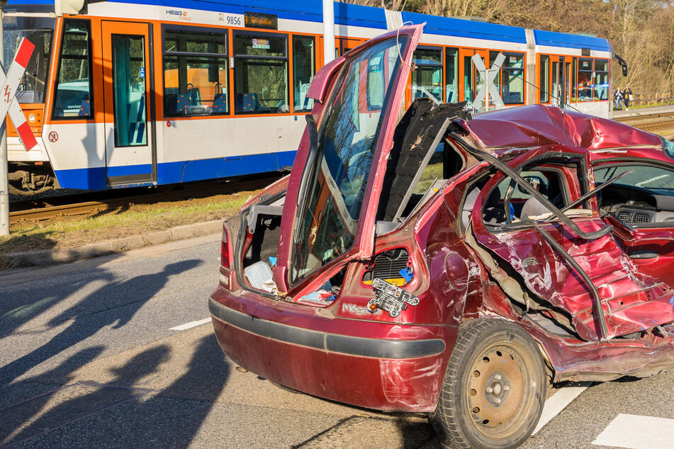 Renault und Straßenbahn kollidieren: Autofahrer schwer verletzt!
