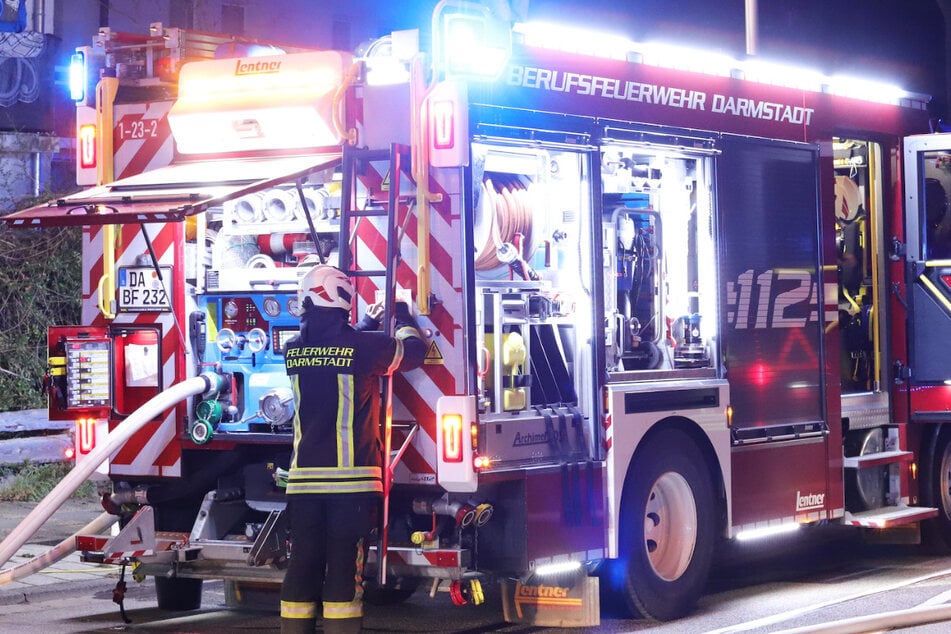 Die Darmstädter Feuerwehr rückte am späten Donnerstagabend wegen eines Brandes in der Heinrichstraße aus: Für einen 68-jährigen Mann kam jedoch jede Hilfe zu spät.