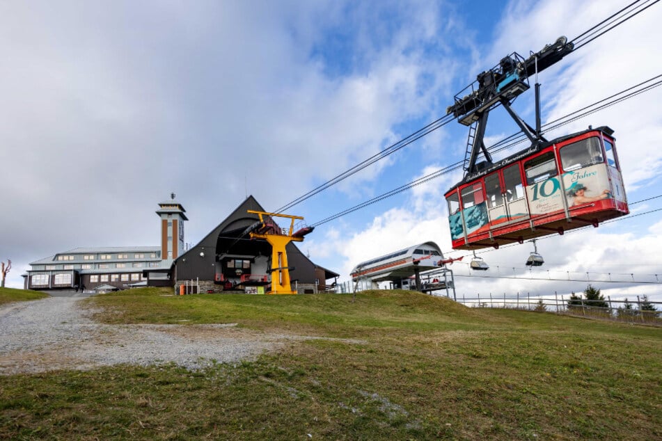 Die Bergstation der Schwebebahn befindet sich wenige Meter neben dem Fichtelberghaus. Ein Vogtländer möchte beides kaufen.