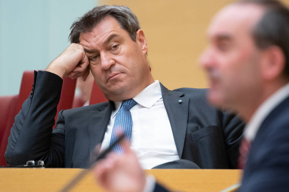 Hubert Aiwanger (r, Freie Wähler), Wirtschaftsminister von Bayern, spricht im bayerischen Landtag während einer Plenarsitzung. Im Hintergrund sitzt Markus Söder (CSU), Ministerpräsident von Bayern. (Archiv)