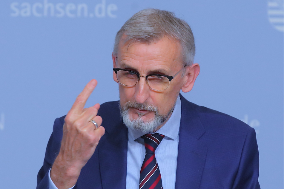 Der Flüchtlingszustrom konnte laut Sachsens Innenminister Armin Schuster (62, CDU) vor allem durch eingeführte Grenzkontrollen reduziert werden. (Archivbild)