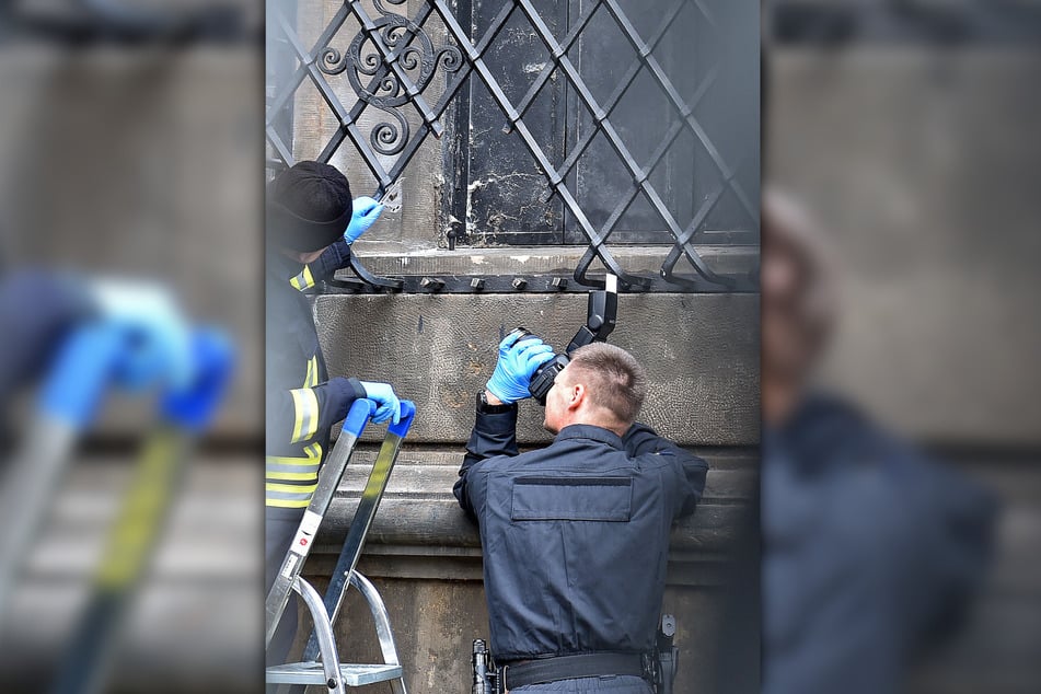 Am Tag nach dem Einbruch im Grünen Gewölbe sicherte die Kripo Spuren am zersägten Fenstergitter.