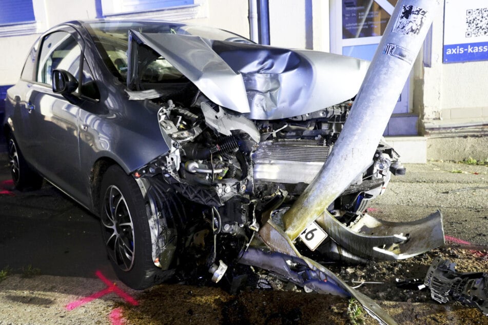 Auch der Opel war durch den Aufprall stark beschädigt.