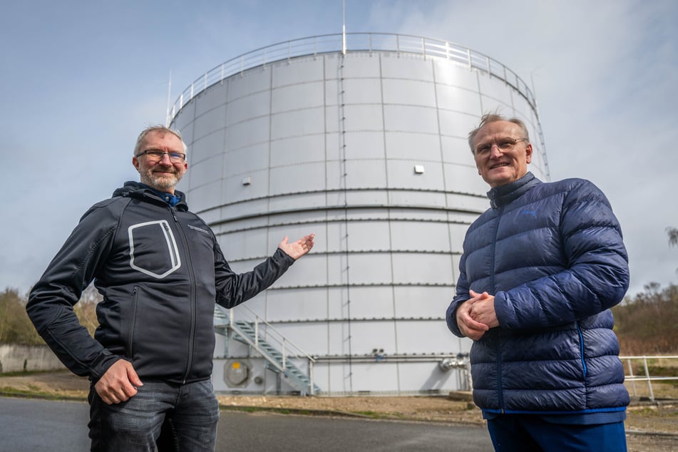 ESC-Chef Marcus Kropp (47, l.) und eins-Chef Roland Warner (62) freuen sich über den neuen Gasspeicher.