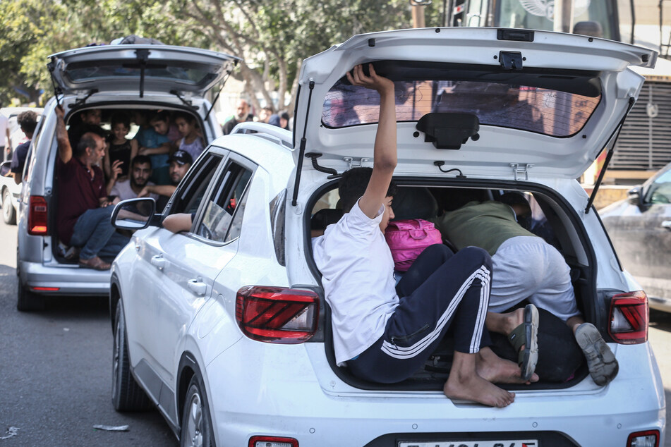 Palästinenser fliehen nach israelischen Luftangriffen in sicherere Gebiete.