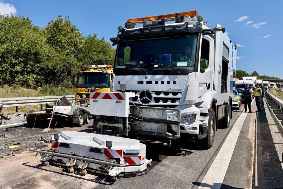 Ein Spezialfahrzeug reinigt die Fahrbahn.