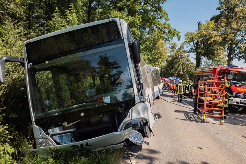 Die Feuerwehr musste den Fahrer aus dem Linienbus befreien. Er kam in ein Krankenhaus.