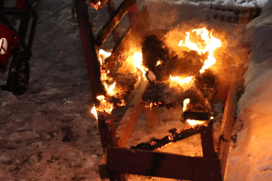 Brennende Holzbank sorgt für Feuerwehreinsatz