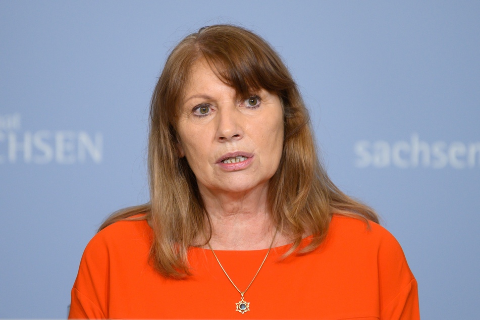 Das Haus der sächsischen Gesundheitsministerin Petra Köpping (63, SPD) wurde am Freitagabend von Gegnern der Corona-Politik belagert.