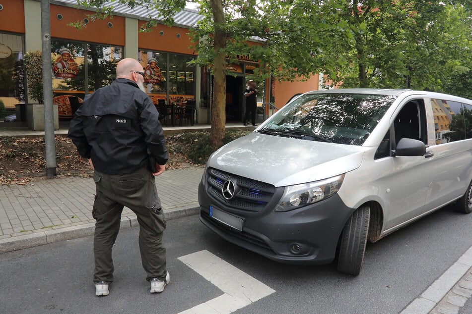 Schuss trifft Handy: Großeinsatz der Polizei an Dönerladen in Coswig