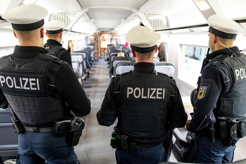 Bundespolizisten kontrollieren die Einhaltung der Maskenpflicht in einem ICE. (Symbolbild)