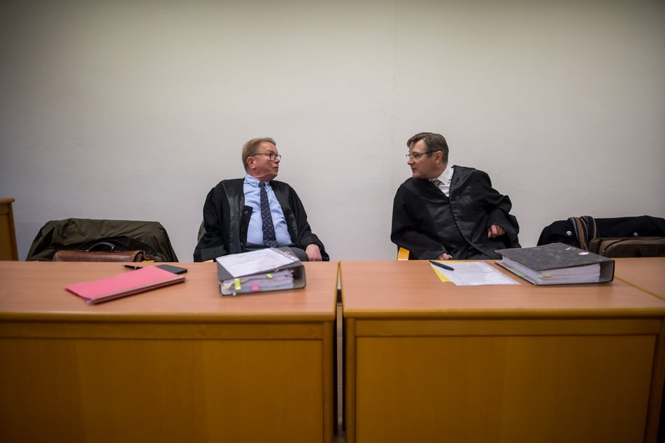 Der Platz neben den Anwälten blieb leer - der wegen Betruges angeklagte Dr. Ali erschien nicht zum Prozess.