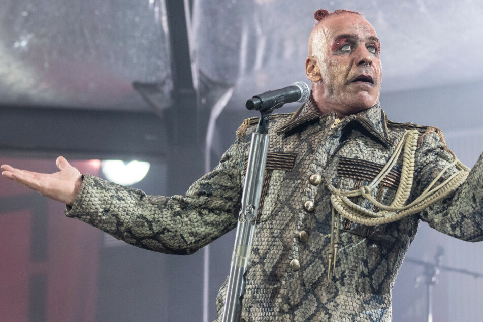 Till Lindemann, Frontsänger der deutschen Rockband Rammstein, singt in der Commerzbank-Arena. Die Band trat hier im Rahmen ihrer "Europe Stadion Tour 2019" auf und wollte auch dieses Jahr im Rahmen der Stadiontour in Deutschland spielen.