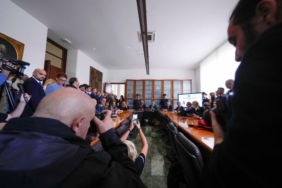 Der nationale Anti-Mafia-Staatsanwalt Giovanni Milillo, Mitte links, und der Mailänder Staatsanwalt Marcello Viola, Mitte rechts, nehmen an einer Pressekonferenz im Mailänder Gericht teil.