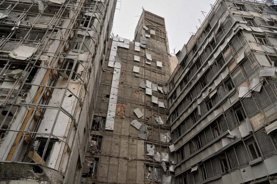 Angesichts des Krieges bleiben die Schulen im Iran geschlossen. Auf dem Bild ist ein beschädigtes Krankenhaus zu sehen, das durch Angriffe zerstört wurde.