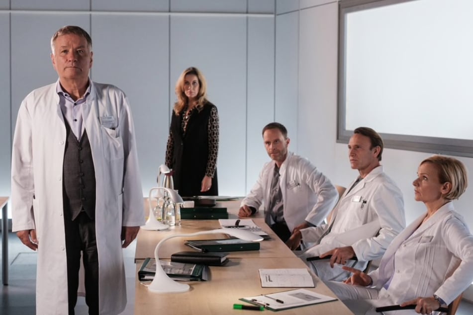 Indem er ein teures Medikament einsetzte, hat Dr. Heilmann (links) die Sachsenklinik in Schieflage gebracht. Nun drohen ihm Konsequenzen.